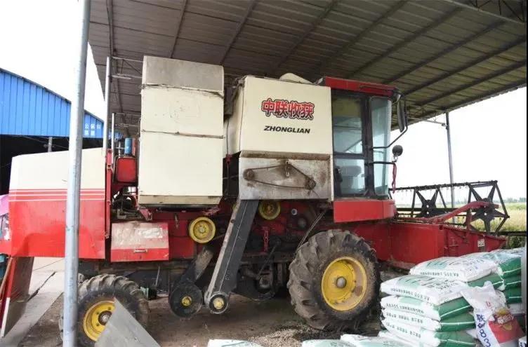 探訪“鄭州中聯(lián)村” 買收獲機只認(rèn)中聯(lián)收獲 12.20.1.jpg