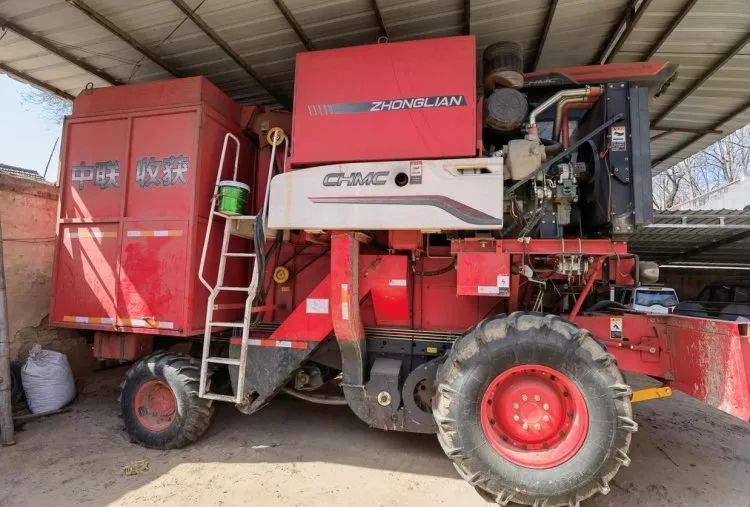 喬保磊:用中聯(lián)收獲花生機干兩個月活賺一年的錢 420.jpg