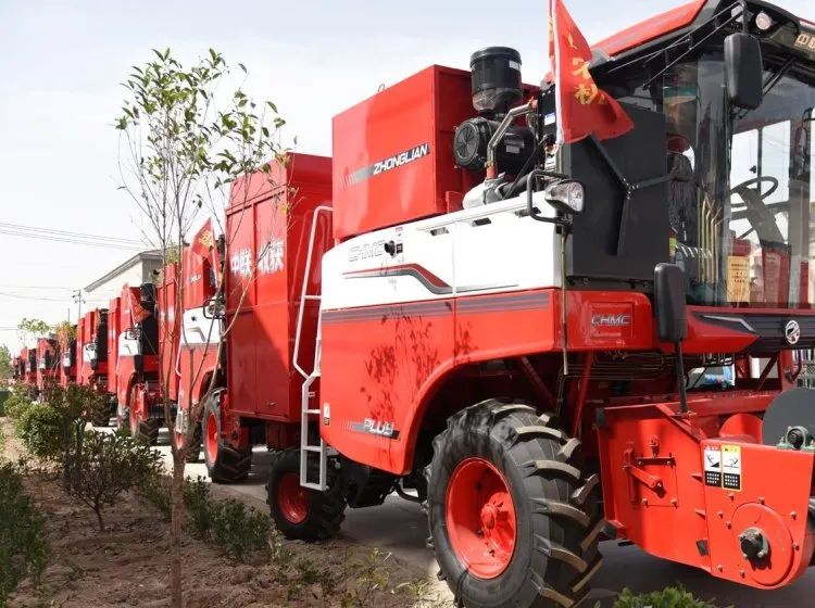 花生收獲跨區(qū)作業(yè)中聯(lián)收獲,來自明星跨區(qū)隊(duì)長(zhǎng)的肯定 611-2.jpg